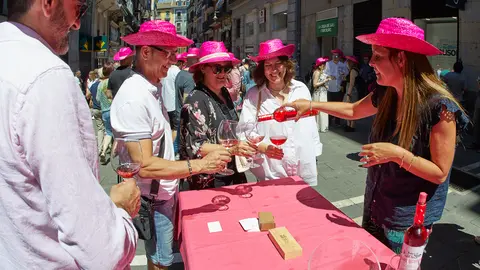 XIII Fiesta del Rosado de Navarra en la calle Chapitela de Pamplona. IÑIGO ALZUGARAY