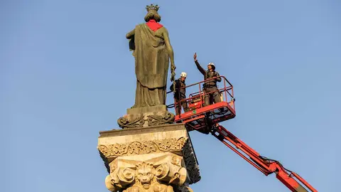 Los principales monumentos y estatuas de Pamplona amanecen con el ‘pañuelico’ rojo anudado al cuello el último día de la escalera de San Fermín. AYUNTAMIENTO DE PAMPLONA
