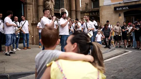  Las calles de Pamplona se llenan de música en directo la tarde del lunes para celebrar el último peldaño de la escalera de San Fermín. PABLO LASAOSA