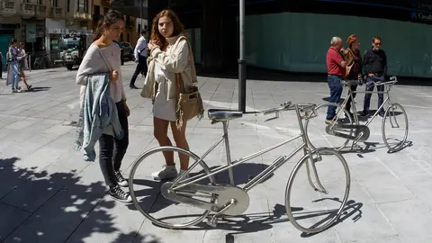 Inauguración del conjunto escultórico 'Diez bicicletas' creado por Jesús Sukunza, que mostrará a través del arte urbano la apuesta de Pamplona por la movilidad sostenible. IÑIGO ALZUGARAY