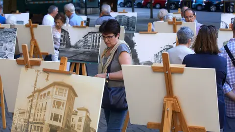 Actividades de la campaña "Comercio hace ciudad" de Pamplona, con las actuaciones del hombre forzudo y la escuela de Danza Ravel entre otras. IÑIGO ALZUGARAY
