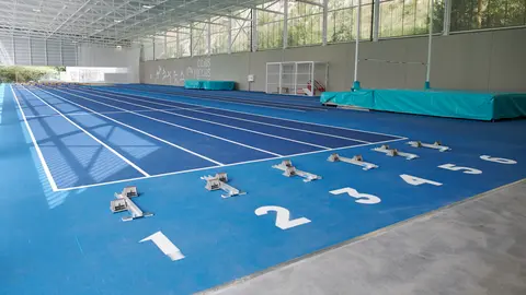 Miembros de la comisión municipal de Asuntos Ciudadanos visitan la pista cubierta de atletismo de la SDR Echavacoiz. PABLO LASAOSA