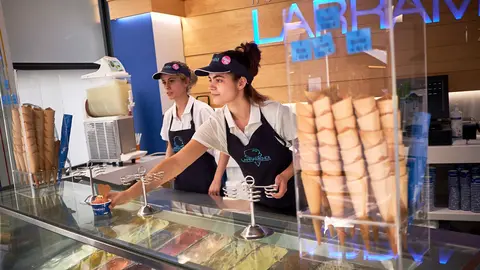 Una dependienta sirve un helado durante la ola de calor en junio de 2022. PABLO LASAOSA
