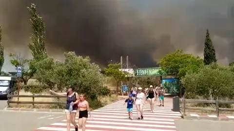 Los visitantes de Sendaviva han tenido que abandonar el parque por causa de las llamas