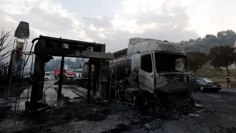 Estado en que ha quedado un camión tras ser alcanzado por las llamas del incendio forestal de Legarda, en la localidad navarra de Puente la Reina. EFE / Villar López.