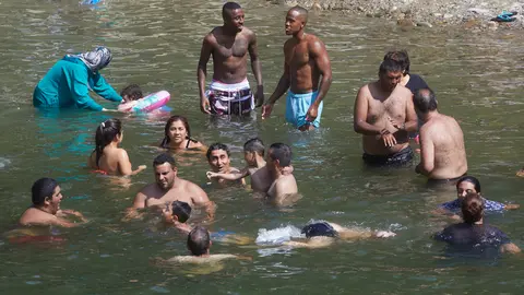 Primera ola de calor de 2022 en el río Arga en la zona de la presa Atondoa de Huarte. IÑIGO ALZUGARAY