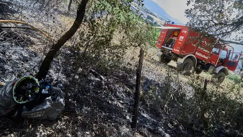 Un retén de bomberos vigila los restos del incendio en el monte Ezkaba (San Cristóbal) ante el riesgo de que se reactive de nuevo debido a las altas temperaturas y el fuerte viento. IÑIGO ALZUGARAY