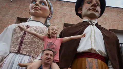 Salida de la Comparsa de Gigantes y Cabezudos tras el chupinazo del inicio de las Fiestas de Barañain 2022. IÑIGO ALZUGARAY