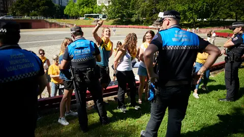 La plataforma 0-3 se manifesta durante la colocación e izado de la nueva bandera de Navarra. PABLO LASAOSA