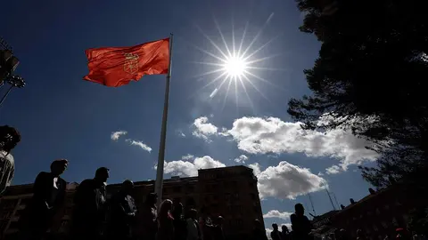Acto de colocación e izado de la bandera de Navarra en la plaza de los Fueros de Pamplona con la presencia de autoridades locales y forales, encabezadas por el alcalde de Pamplona Enrique Maya y la banda de música La Pamplonesa. El mástil tiene mas de 30 metros de altura y la bandera 8 por 12 metros y ha sido colocada como símbolo de unidad y pluralidad y como expresión del sentimiento navarro de la ciudad.  EFE/ Jesús Diges