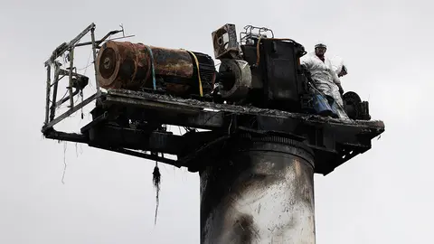 Desmontaje de la parte superior de un aerogenerador de un parque eólico en el termino municipal de Olleta que sufrió importantes daños tras el incendio producido en la zona en esta semana.EFE/ Jesús Diges