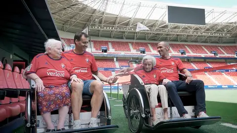 María Jesús Olaverri (100 años) y María Jesús Úriz (91) recorrieron el trayecto desde el centro Solera La Vaguada hasta El Sadar en triciclo en compañía de dos leyendas como Puñal y Cruchaga.