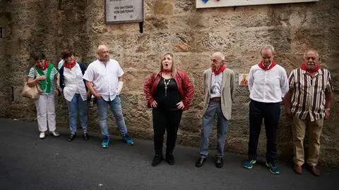 Acto de homenaje de la Federación de Peñas a "todas las personas que hicieron y hacen posible el acto del 'canto' a San Fermín" antes del inicio de los encierros. PABLO LASAOSA