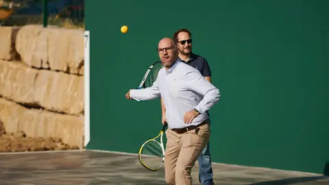 La Gerencia y la Comisión de Urbanismo del Ayuntamiento de Pamplona visitan las obras realizadas para la construcción de un frontón en el barrio de Mendillorri. PABLO LASAOSA