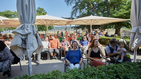 Presentación y firma del acuerdo de Contigo Zurekin, la nueva marca de la confluencia entre Podemos, IU, Batzarre e independientes. IÑIGO ALZUGARAY