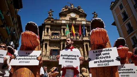 Las organizaciones por la defensa de los animales AnimaNaturalis y PETA organizan una protesta contra la tauromaquia en Pamplona. PABLO LASAOSA