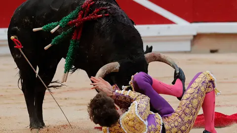 Revolcón del novillero Jorge Martínez durante la faena a su primero de la tarde en a novillada que con toros de la ganadería de Pincha de Lodosa se esta celebrando en el coso pamplonés. EFE/ Villar Lopez