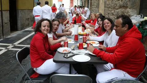 Almuerzos en Pamplona antes del Chupinazo. ÍÑIGO ALZUGARAY