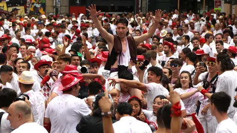 Ambiente sanferminero en Pamplona IÑIGO ALZUGARAY