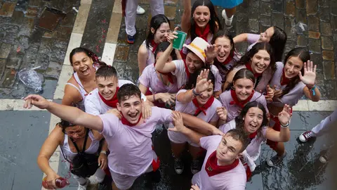 Lanzamiento de agua desde los balcones de la calle Mercaderes en los momentos posteriores al Chupinazo con el que se ha dado inicio a los Sanfermines 2022. IÑIGO ALZUGARAY