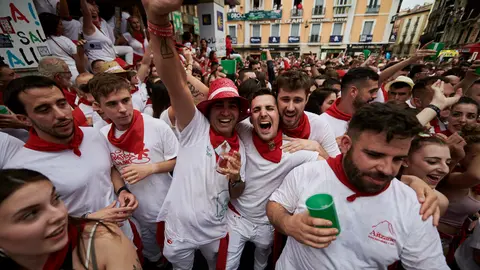 Riau Riau popular desde la Plaza del Ayuntamiento de Pamplona durante San Fermín 2022. PABLO LASAOSA