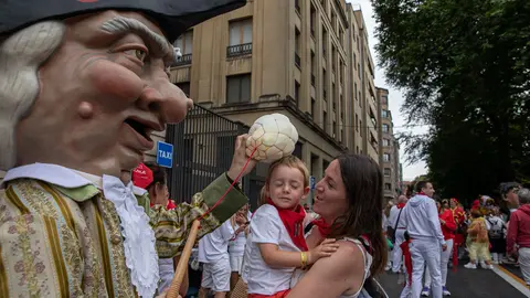 Cientos de niños emocionados reciben a la comparsa en su primera salida desde la estación de autobuses de Pamplona, en el primer día de las fiestas de San Fermín. MAITE H. MATEO