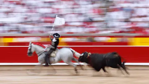 GRAFCAV7262. PAMPLONA, 06/07/2022.- El rejoneador Roberto Armendáriz durante la lidia a su segundo toro de la tarde en la corrida de rejones celebrada esta tarde en Pamplona dentro de la Feria del Toro de los Sanfermines 2022. EFE/ Rodrigo Jiménez
