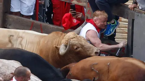 Los toros de la ganadería gaditana Núñez del Cuvillo a su llegada a la curva la calle de la Estafeta durante el primer encierro de los Sanfermines 2022. EFE
