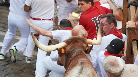 Primer encierro de San Fermín 2022 con toros de Núñez del Cuvillo en la cuesta de Santo Domingo y la plaza del Ayuntamiento. PABLO LASAOSA