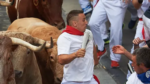 Primer encierro de San Fermín 2022 con toros de Núñez del Cuvillo en la cuesta de Santo Domingo y la plaza del Ayuntamiento. PABLO LASAOSA