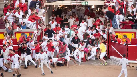 Montones en la entrada a la plaza de toros de Pamplona en el primer encierro, 7 de Julio, San Fermín 2022. IRAITZ IRIARTE.
