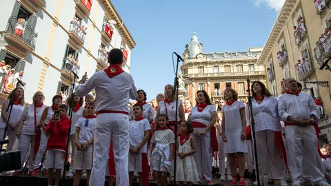Pamplona festeja el día grande de los Sanfermines  con la celebración de la procesión en honor a San Fermín y congrega a miles de personas en las calles del casco viejo de Pamplona. MAITE H. MATEO