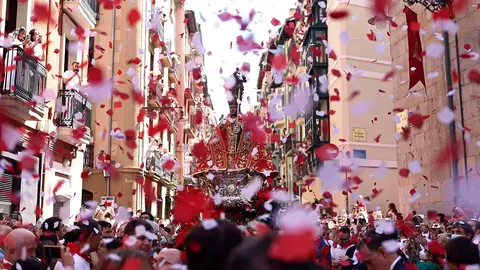 San Fermín es recibido cerca de la iglesia de San Lorenzo con miles de pétalos de rosa. EFE/Rodrigo Jimenez