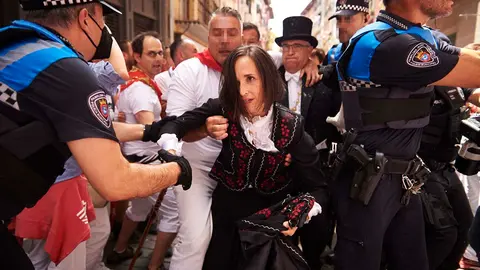 Incidentes en la calle Curia de Pamplona tras la procesión de San Fermín 2022. PABLO LASAOSA