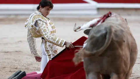 El diestro Andrés Roca Rey durante la lidia al primer toro de la tarde en la segunda de abono de la Feria del Toro de los Sanfermines 2022 en la que comparte cartel con Pablo Hermoso de Mendoza, Morante de la Puebla y El Juli con toros de la ganadería gaditana de Núñez del Cuvillo. EFE/ Jesús Diges