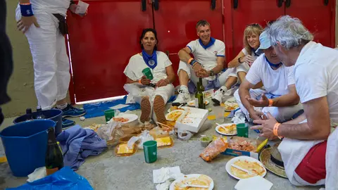 Ambiente en los pasillos de la Plaza de Toros de Pamplona durante la merienda en la primera corrida de la Feria del Toro de San Fermín 2022. IÑIGO ALZUGARAY