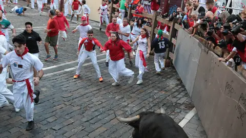 Segundo encierro de San Fermín con toros de la ganadería de Fuente Ymbro a la altura de la contracurva de Mercaderes. MANUEL CORERA