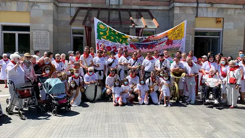 La Peña Oberena posa en la entrada principal de la Casa de Misericordia en Pamplona. Navarra.com