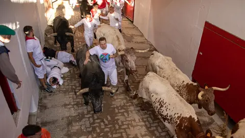 Tercer encierro de San Fermín 2022 con toros de José Escolar en el callejón de la plaza de toros. MAITE H. MATEO