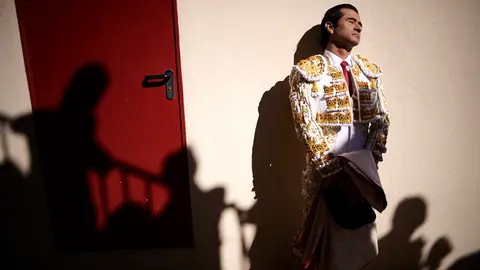 Los toreros Joselito Adame, Rubén Pinar y Javier Cortés lidian los toros de José Escolar durante la tercera corrida de San Fermín 2022. PABLO LASAOSA