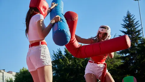 Zona joven con actividades para niños y niñas de 12 a 17 años en la Plaza de los Fueros de Pamplona durante los Sanfermines 2022. IÑIGO ALZUGARAY