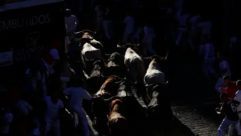 Los mozos, durante el cuarto encierro de los Sanfermines con toros de la ganadería La Palmosilla este domingo en Pamplona. EFE Rodrigo Jimenez