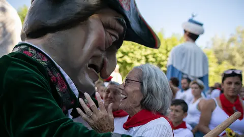 La Comparsa emociana a los residentes de la Casa de Misericordia. MAITE H. MATEO.