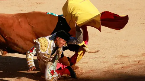 Manuel Escribano ha recibido a portagayola a su primer toro de La Palmosilla en la cuarta corrida de San Fermín 2022. REUTERS