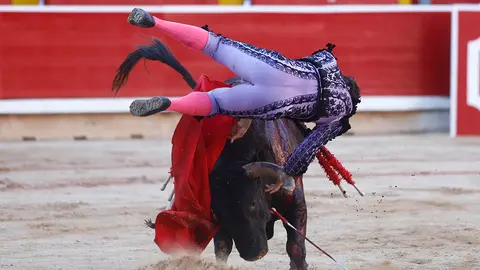 Rafaelillo, Manuel Escribano y Leo Valadez en la cuarta corrida de la Feria del Toro de San Fermín en la plaza de toros de Pamplona de la ganadería La Palmosilla. EFE/ Rodrigo Jiménez