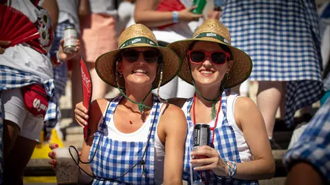 Las peñas combaten el calor a golpe de abanico durante la cuarta corrida de la Feria del Toro de San Fermín. MAITE H. MATEO