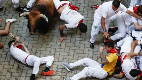 Los toros de la ganadería gaditana de Cebada Gago durante el quinto encierro de los Sanfermines. EFE Jesús Diges 13