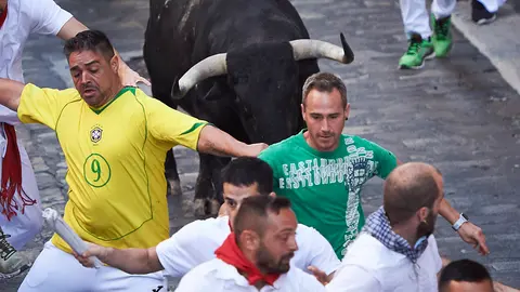 Quinto encierro de San Fermín 2022 con toros de Cebada Gago en la cuesta de Santo Domingo y la plaza del Ayuntamiento. PABLO LASAOSA