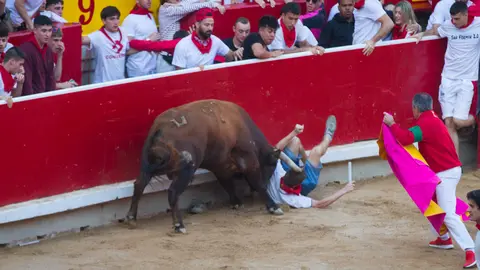 Accidentada entrada por los toros de Cebada Gago a la Plaza de Toros en el quinto encierro de San Fermín 2022. ALEJANDRO VELASCO