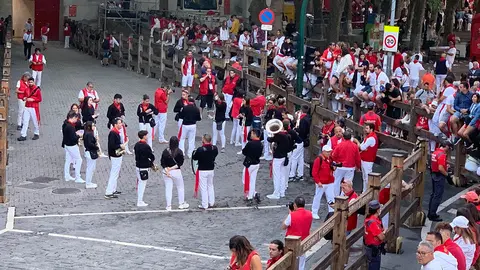 La banda del maestro Bravo en la curva de Telefónica hacia el callejón de la plaza de toros de Pamplona. Navarra.com